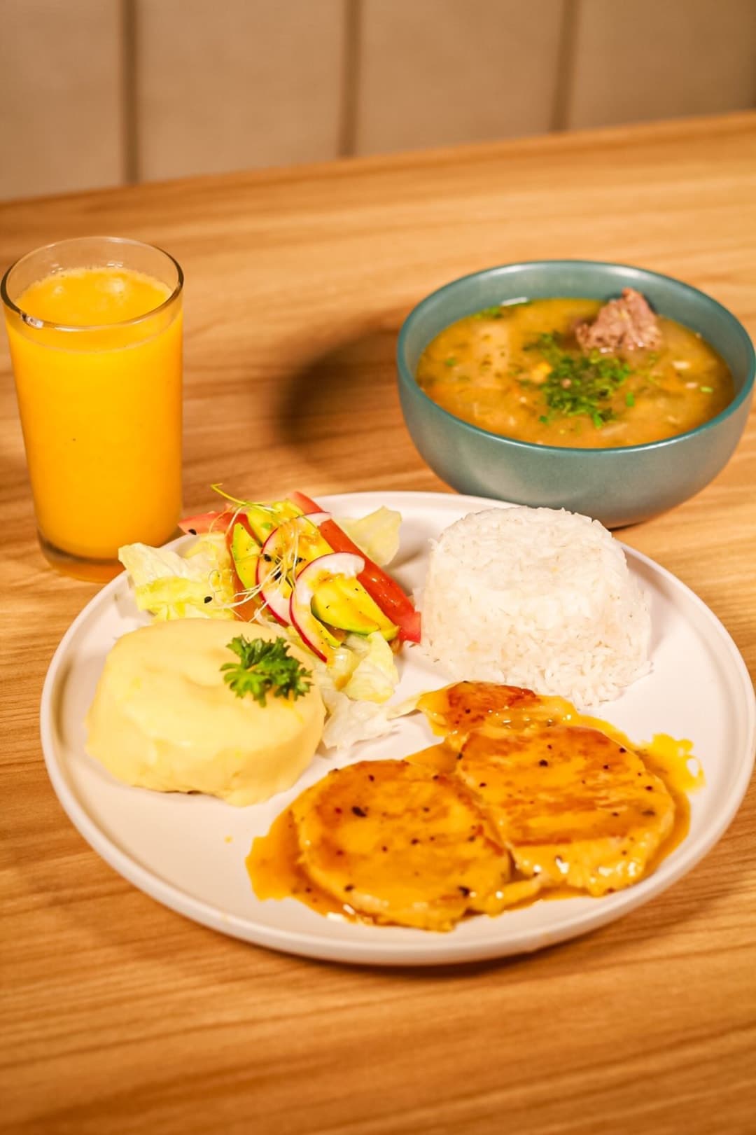 JUEVES-LOMO DE CERDO EN SALSA DE MARACUYA