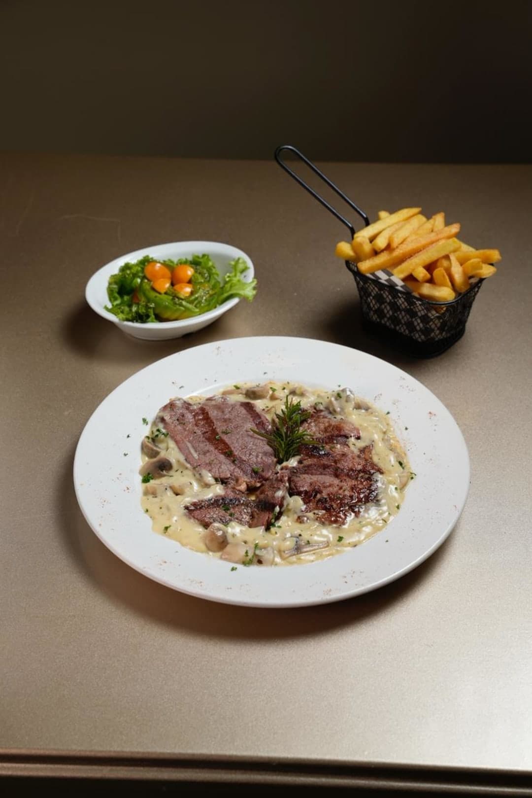 BABY BEEF CON CHAMPIÑONES